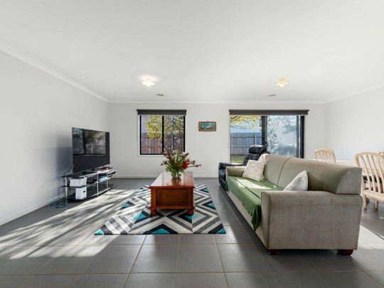 3 BED, 2 BATH TOWNHOUSE – 12 MONTH LEASE - Photo 1