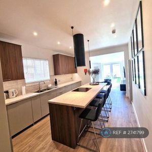 1 bedroom in a house share to rent - Photo 2