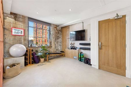 A unique 3,500 sq ft penthouse in a Grade II listed Victorian factory conversion, combining modern open-plan living with original industrial character. - Photo 5