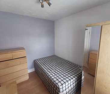 4 bedroom end of terrace house to rent - Photo 5