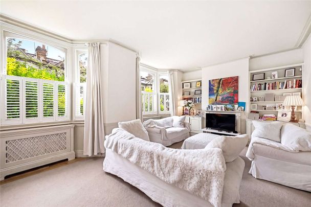 A lovely four bedroom family house arranged over three floors ideally located on the sought after Alderville Road in Fulham - Photo 1