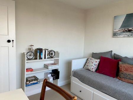 Whole floor in Tooting Bec: Exclusive use of light bedroom, bathroom & living room - Photo 2