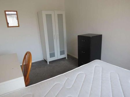 Bedroom House In Winton, BH9 - Photo 3