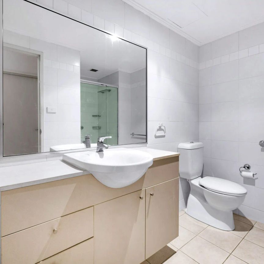 Spacious one bedroom ground floor garden apartment - Photo 1