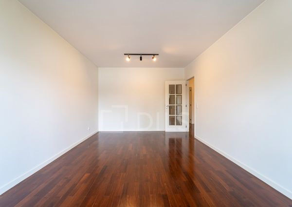 Apartamento T2 renovado para arrendar na Rua São João Bosco