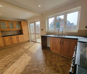 3 bedroom semi-detached house to rent - Photo 6