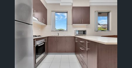 Large 2 Bedroom Apartment in the Heart of Burwood - Photo 4