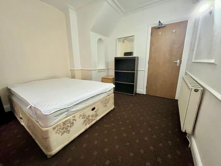 6 bedroom semi-detached house to rent - Photo 4