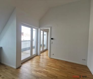 Helle 3-Zimmer Dachgeschosswohnung mit Terrasse, Klimaanlage, Kelle... - Photo 1