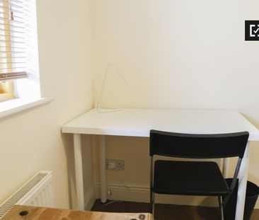 Bed for rent in 5-bedroom apartment in Ballymun, Dublin - Photo 5