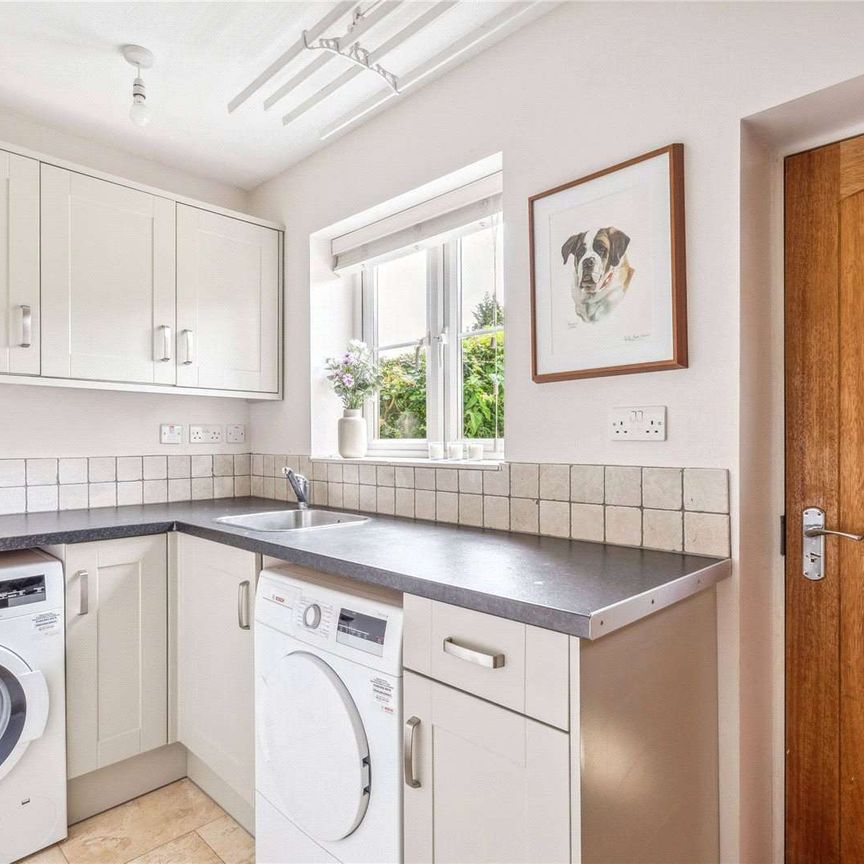 Extended and thoughtfully refurbished, offering well-appointed, bright and spacious accommodation. Located within the desirable village of Winchmore Hill. - Photo 1