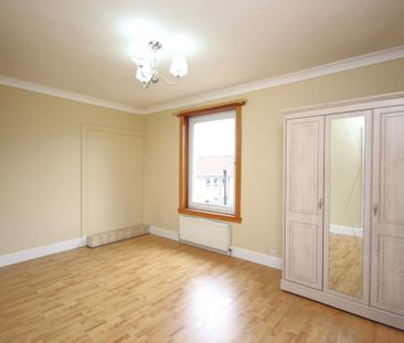 3 bedroom flat to rent - Photo 6