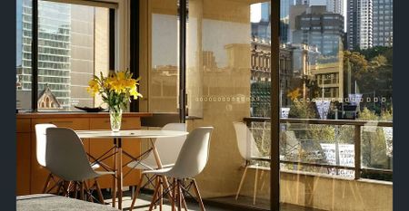 Light, open-plan 2BR apartment with parking on edge of city parkland - Photo 4