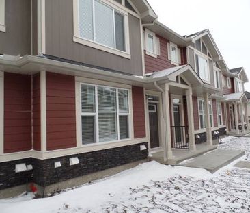 Like new, double garage 3 bdrms townhouse in Panorama hills! - Photo 1