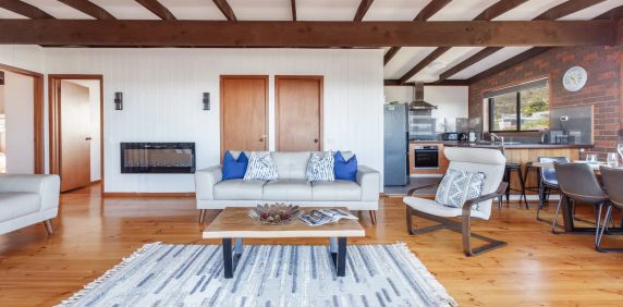 Updated family home with bay views.. - Photo 2