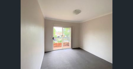 Spacious 2 Bedroom Apartment with lock up garage! - Photo 5