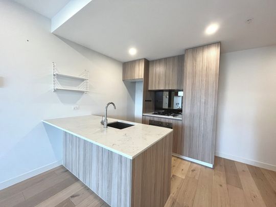 STUNNING TWO BEDROOM APARTMENT WITH COURTAYRD - Photo 1