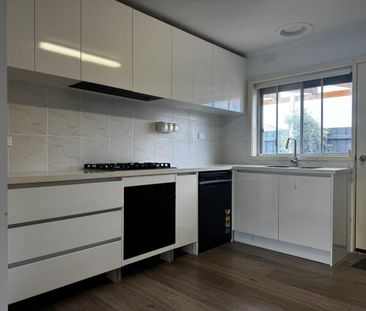 Modern Comfort Meets Convenience – 3-Bedroom Unit in Central Dandenong - Photo 5
