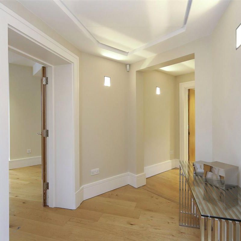 2 bedroom flat in London - Photo 1