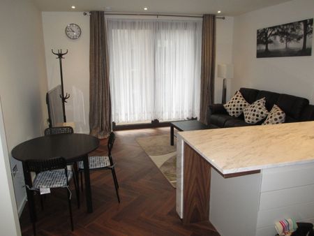 1 Bed Flat, Viaduct Gardens, SW11 - Photo 5