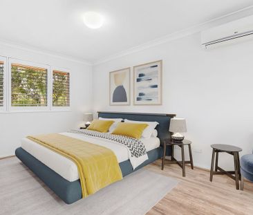 Centrally Located, Expansive And Private, Dual Storey 3 Bedroom, 2.... - Photo 3