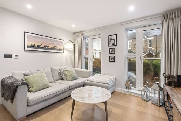 SHORT LET. A beautifully presented two-bedroom flat with outdoor living across two floors. - Photo 1
