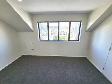 PRIME INNER-CITY LIVING! - Photo 2