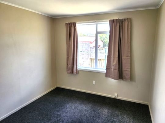 Tidy, three bedroom, one bathroom separate toilet family home. - Photo 1