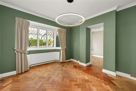 Five bedroom detached home located conveniently for the station and local schools - Photo 2