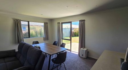 Well laid out 4-bedroom family home - Photo 2