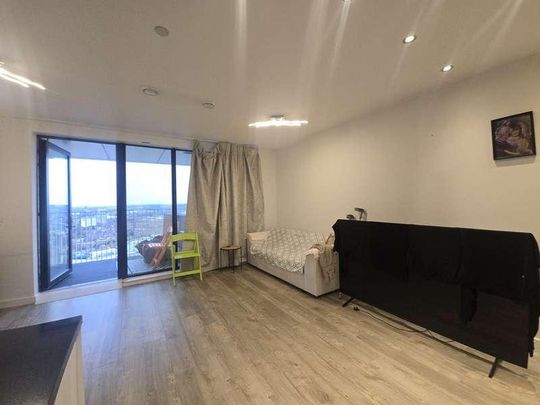 Lakeside Drive, London, NW10 - Photo 1