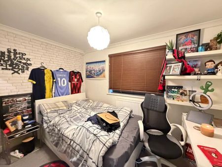 4 bedroom end of terrace house to rent - Photo 4