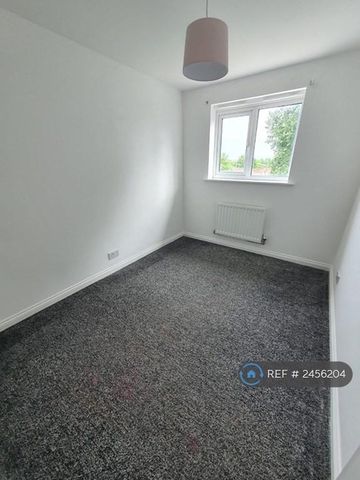 3 bedroom semi-detached house to rent - Photo 5