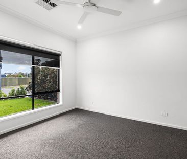 Spacious & Stylish Family Living in Prime Devon Park Location - Photo 6