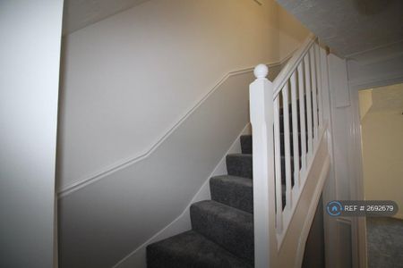 3 bedroom end of terrace house to rent - Photo 3