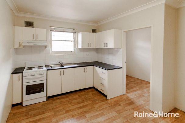 Well Presented 2 Bedroom Unit in a Central Location! - Photo 1