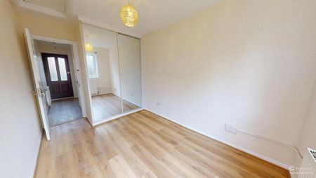 4 bedroom semi-detached house to rent - Photo 3