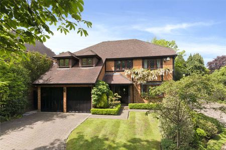 Well presented five bedroom detached family home located on the foothills of St Georges Hill. - Photo 5