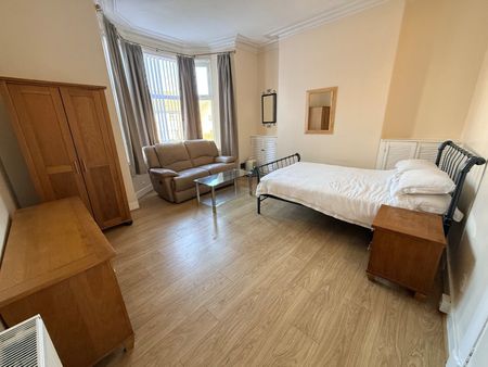 1 Bed Flat, Victoria Road, AB11 - Photo 2