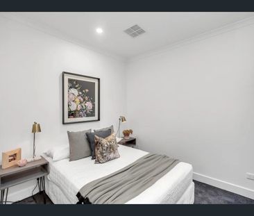 "STYLISH Modern Home Living" - Photo 6