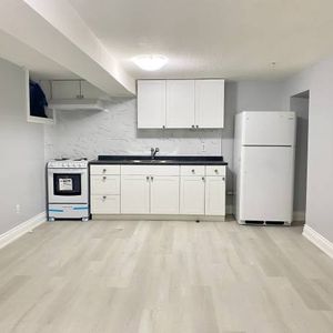 8 THORNCLIFFE AVE. # 1 - LOWER LEVEL STUDIO/ 1BATH, LAUNDRY, UTLS FREE - Photo 2