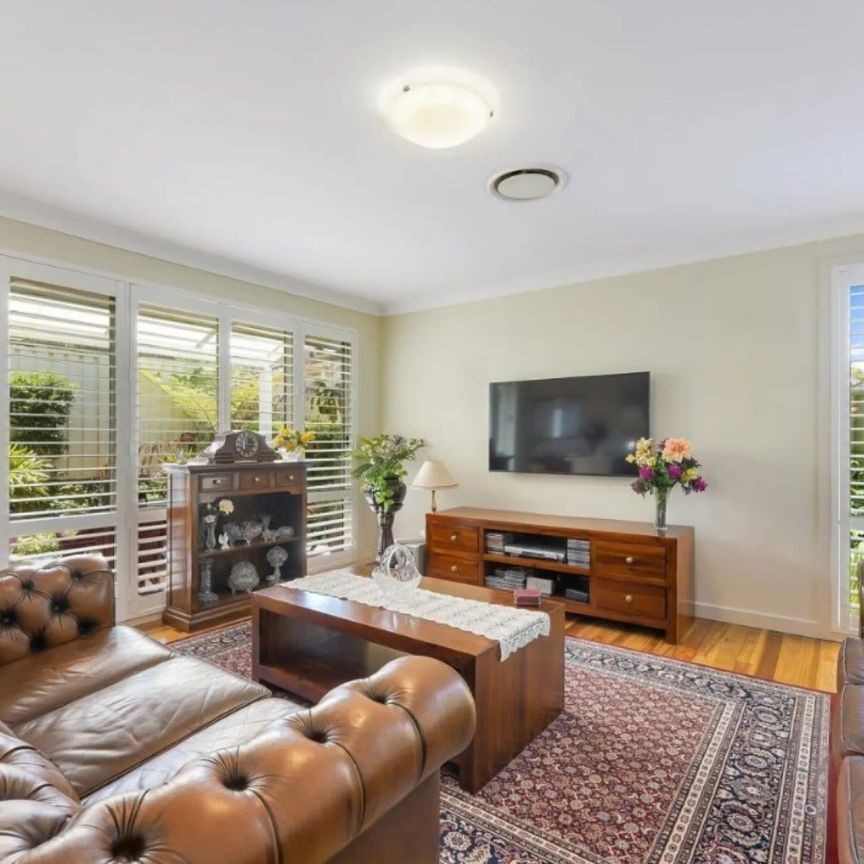 Delightful Light Filled Spacious Villa Water included in Lease - Photo 1