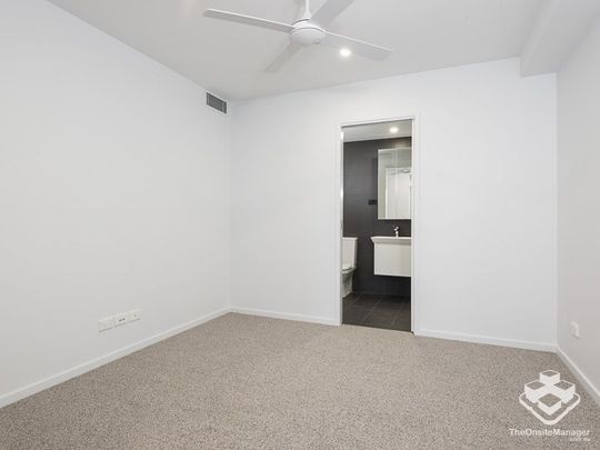 EXECUTIVE APARTMENT - GREAT PRICE - STUDY NOOK - HUGE BALCONY - Photo 1