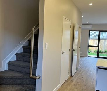 Stylish 3BR Townhouse in Te Atatu South! - Photo 5
