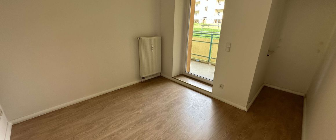 Frei ab 1.5.25 ! Laminat und großer Balkon u.v.m. - Photo 1