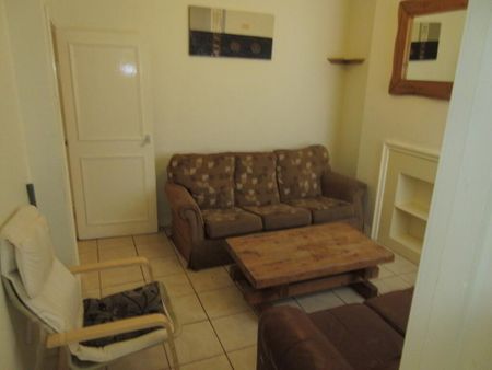 Great Student House, 56 University Avenue, Queens Quarter, Belfast, BT7 1GY - Photo 2