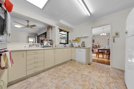 1 Carolina Street, Mount Waverley - Photo 4