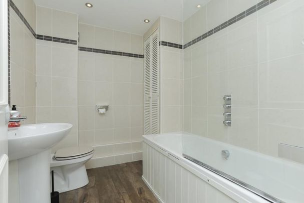 4 bedroom end of terrace house to rent - Photo 1