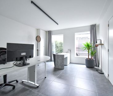 Mooi afgewerkte woning met 3 SLPKS, oprit en garage vlakbij het cen... - Photo 1