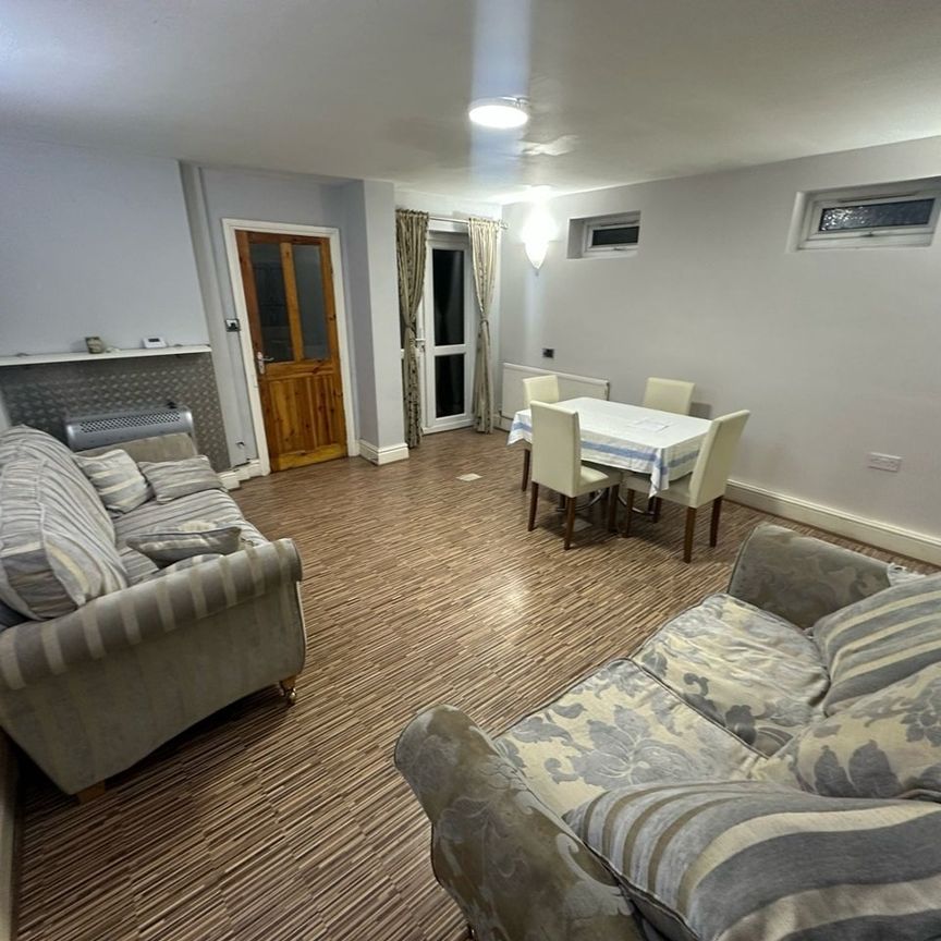 6 Bed Terraced House, Hugh Road, B10 - Photo 1